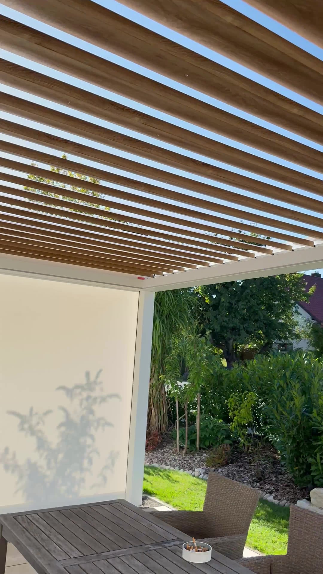 Die Terrasse unter dem geöffneten Dach